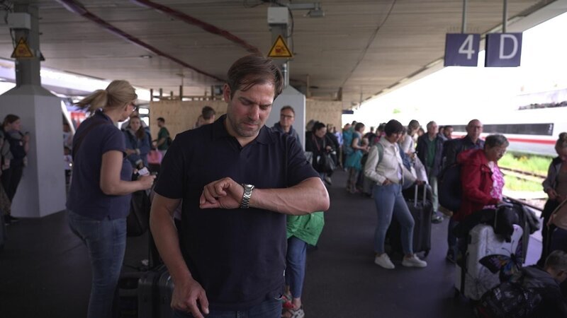 „Frontal“-Reporter Markus Reichert fuhr mit der Bahn von Rothenburg/​Wümme nach Rimini – und erlebte das gefürchtete Bahn-Chaos. – Bild: ZDF