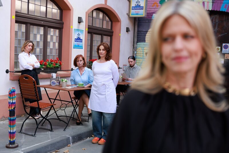 Patrizia (Miriam Lahnstein, r.) freut sich über die Ahnungslosigkeit der Schilleralleeler. Hinten v.l.: Ute (Isabell Hertel), Irene (Petra Blossey) und Anna (Marie Zielcke). – Bild: @RTL