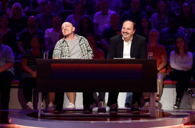 Rateteam-Kapitäne Bernhard Hoëcker (l.) und der Fernsehkoch Johann Lafer (r.) bilden ein Rateteam. – Bild: ARD/​Morris Mac Matzen