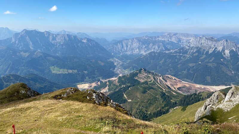 Blick auf den Erzberg. – Bild: ORF/splashfilm Blick auf den Erzberg. – Bild: ORF/splashfilm
