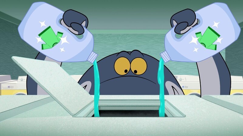 Sharko kippt so viel Waschmittel wie es nur geht in die Waschmaschine. Schließlich sollen die Flecken ja alle rausgehen.  +++ – Bild: Der Fleck muss weg! /​ © Xilam Animation