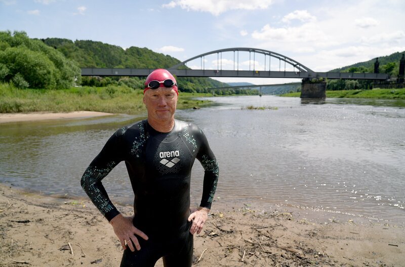 Professor Andreas Fath durchschwimmt die Elbe im Dienst der Umweltforschung – er sucht nach Mikroplastik. – Bild: ZDF /​ Felix Korfmann/​doc.station