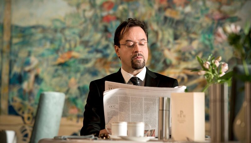 Prof. Karl-Friedrich Boerne (Jan Josef Liefers) logiert im Luxushotel – denn in seiner Wohnung hausen Banananspinnen. – Bild: rbb/​WDR/​Martin Menke