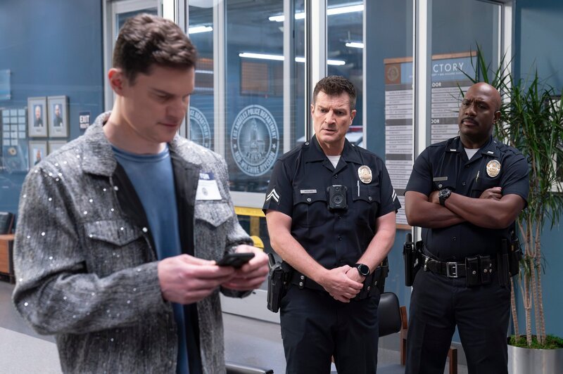 Randy (Flula Borg, l.) besitzt ein millionenschweres Bitcoin-Konto, dessen Existenz sich schnell herumspricht. Officer John Nolan (Nathan Fillion, M.) und Sergeant Wade Grey (Richard T. Jones, r.) betrachten ihn skeptisch. – Bild: Mike Taing /​ ZDF