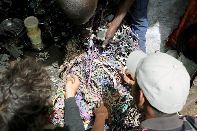 Abdulaye (re.) sammelt leidenschaftlich gern Elektroteile und nimmt Corentin de Chatelperron (li.) mit in das Stadtviertel Colobane, ein Recycling-Paradies. – Bild: FL Concepts & Co./​Elaine Le Floch /​ ARTE France