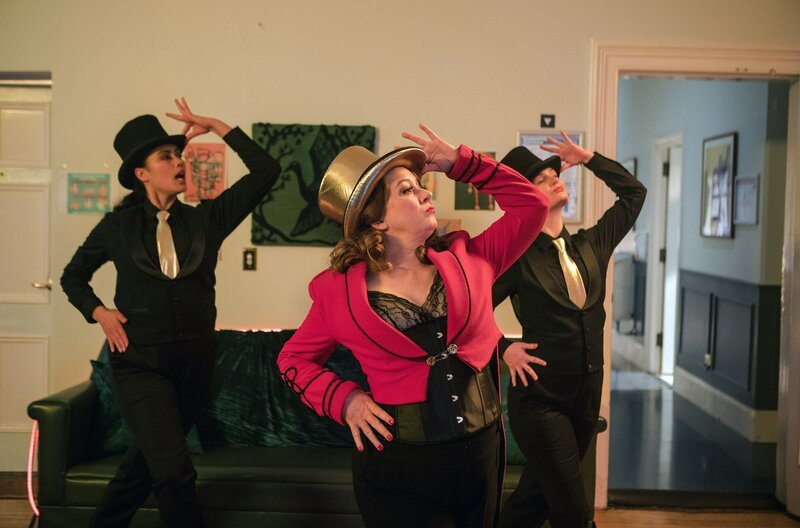 Linda (Mandy McElhinney, Mi.) in einem Flashback beim Stepptanz – Bild: BBC Studios