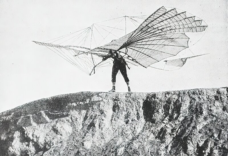 Dieses Bild zeigt den deutschen Luftfahrtpionier Otto Lilienthal, wie er sich auf einen Testflug mit einem seiner Gleitflugzeugentwürfe vorbereitet. – Bild: Spiegel Geschichte