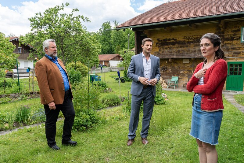 Nach diversen Befragungen durch die Kommissare Stadler (Dieter Fischer, l.) und Hansen (Igor Jeftić, M.) kommt die Affäre von Franziska Hirsch (Maria Magdalena Rabl, r.) mit dem Opfer ans Licht. – Bild: Linda Gschwentner /​ ZDF