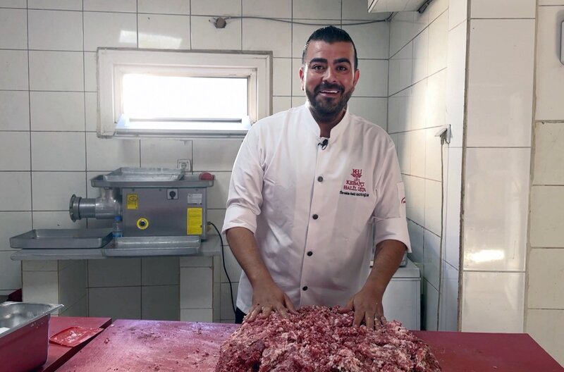 Küchenchef İbrahim Halil Haliloğlu erklärt, was den Kebab als großen Klassiker der türkischen Küche ausmacht – eine Spezialität, die keineswegs mit dem Döner zu verwechseln ist! – Bild: Elephant Doc