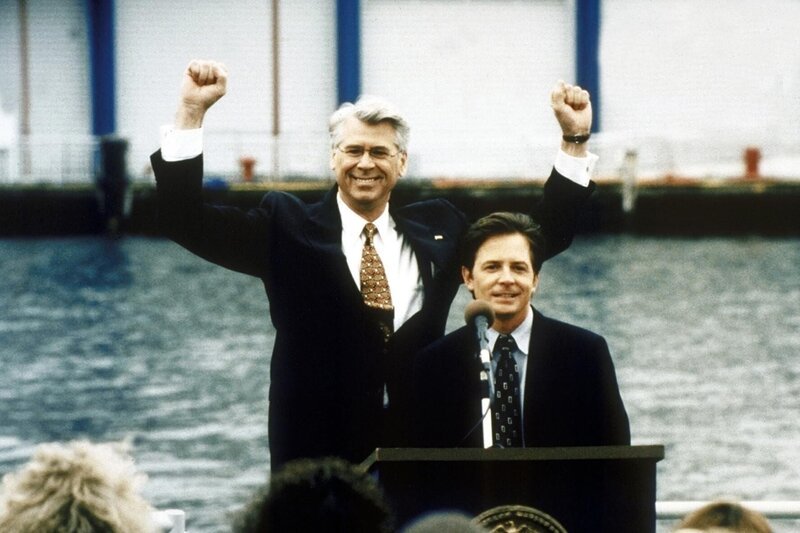 Im Auftrag des Bürgermeisters (Barry Bostwick, l.) hält Michael Flaherty (Michael J. Fox, r.) eine vielversprechende Rede … – Bild: DreamWorks LLC