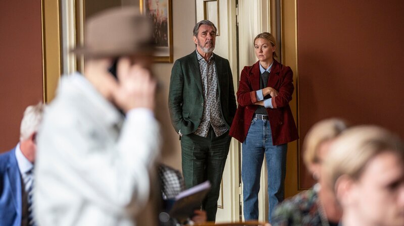 Bäckström (Kjell Bergqvist, Mitte) und Ankan Carlsson (Agnes Lindström Bolmgren) nehmen den Kunsthändler Dubrovik (Stephen Rappaport, re.) ins Visier. – Bild: ARD Degeto/​Yellow Bird/​Cmore/​TV4/​David Hellman