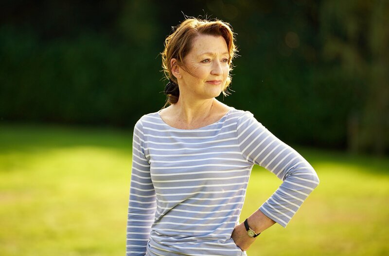 Nach etwas Stau hat es Cathy (Lesley Manville, im Bild) mit Jason und Kelly zum Anwesen geschafft. – Bild: Mark Johnson