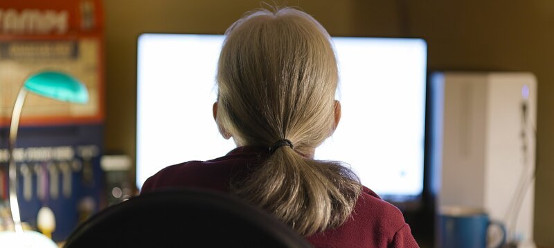 Die US-amerikanische Bloggerin Ina Steiner veröffentlicht kritische Berichte und Analysen über die Plattform eBay. – Bild: Fremantle /​ ZDF