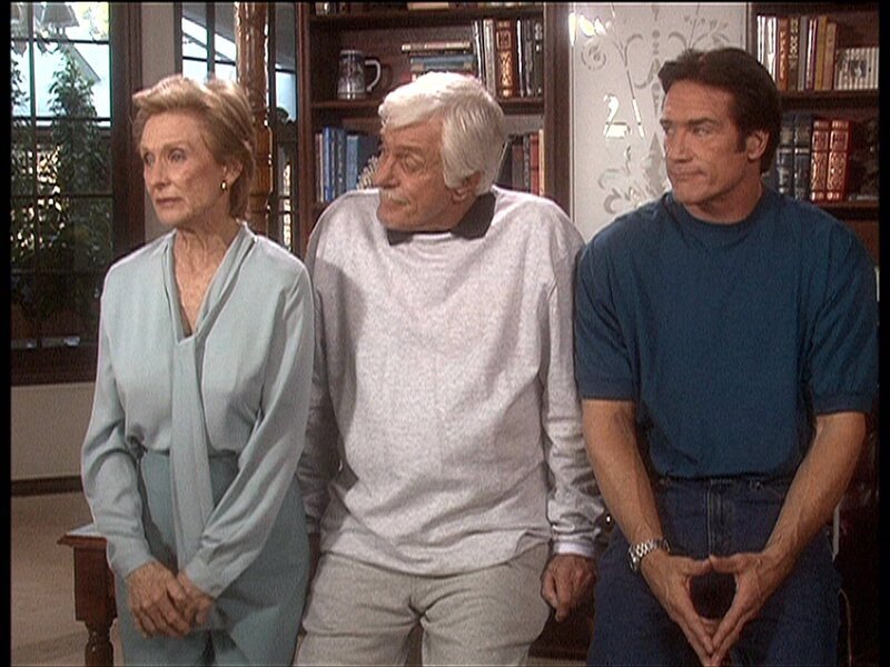Sudie (Cloris Leachman, l.) ist enttäuscht, weil sie ihre Dienste als Krankenpflegerin für Mark (Dick Van Dyke, M.) weder von ihrem eigenen Patienten noch von Steve (Barry Van Dyke) gewürdigt sieht. – Bild: Sat.1 Gold