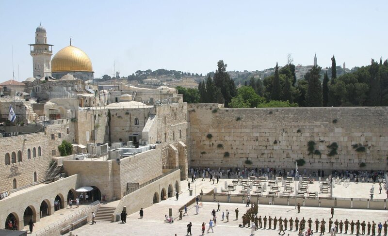 The Bible’s Buried Secrets vividly recounts the saga of the ancient Israelites and digs deeply into both the Bible and the history of the Israelites through the archeological artifacts they left behind. Pictured here, The Western Wall Plaza in Jerusalem. – Bild: NGD /​ Providence Pictures