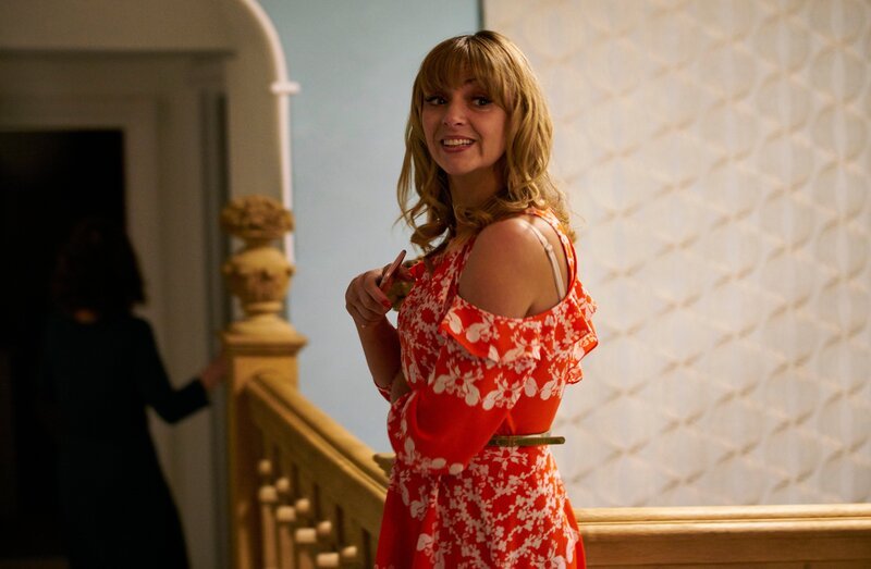 Kelly (Lisa McGrillis) geht schlafen. Leider in Cathys Zimmer … – Bild: Mark Johnson