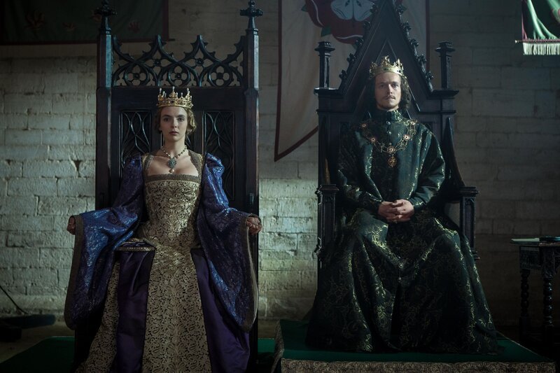 Elizabeth von York (Jodie Comer, l.); Henry VII. (Jacob Collins-Levy, r.) – Bild: Dieses Bild darf ausschließlich nach Maßgabe der Allgemeinen Geschäftsbedingungen für die Presselounges der Sender der ProSiebenSat.1 Media SE (AGB) genutzt werden. Die in den AGB festgesetzten Rechteeinschränkungen sind unbedingt  …