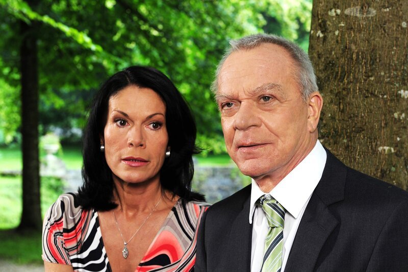 Werner (Dirk Galuba, r.) versucht, bei Doris (Simone Ritscher, l.) wieder gute Stimmung zu machen. – Bild: ARD/​Ann Paur