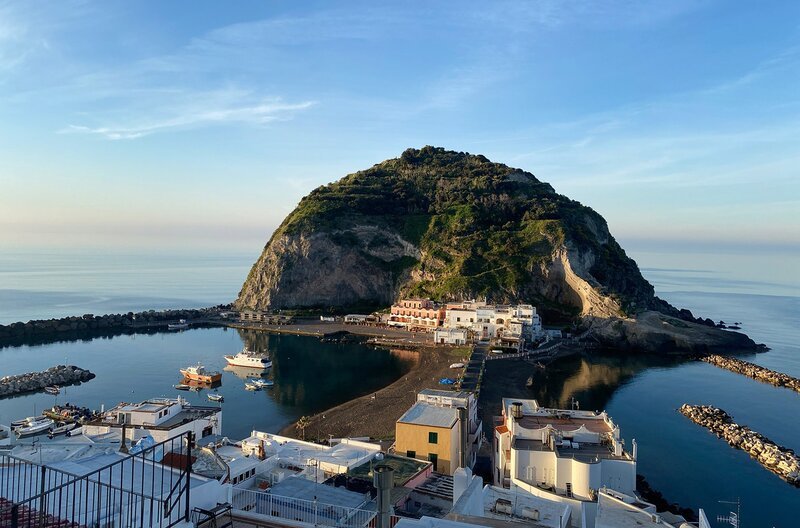 Sant’Angelo – das beliebte Fischerdorf der Vulkaninsel Ischia – Bild: Britta Rating
