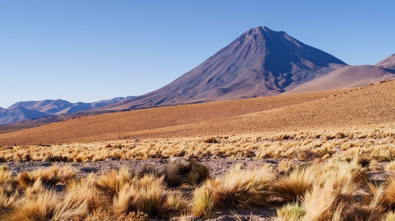Der 5.916 Meter hohe Vulkan Licancabur in der Nähe der Oase San Pedro de Atacama in der Atacama-Wüste. Er liegt im Dreiländer-Eck von Chile, Bolivien und Argentinien. – Bild: ORF/​Autentic/​Prospect TV/​Jürgen Hansen