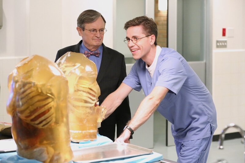Können sie dem Mechanismus der tödlichen „Schutz“westen auf die Spur kommen? Dr. Mallard (David McCallum, l.) und Palmer (Brian Dietzen, r.) … – Bild: FRM6 /​ CBS BROADCASTING INC
