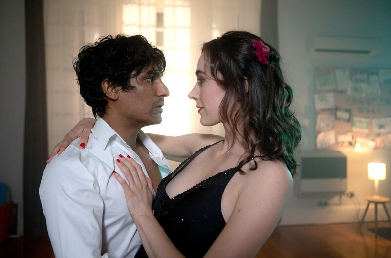 In einem musikalischen Zwischenspiel voll Nostalgie wird der ergreifende Moment eingefangen, als Nik (Rudi Dharmalingam) und Kareena (Geraldine Hakewill) noch ein Paar waren. – Bild: WDR /​ BBC Studios