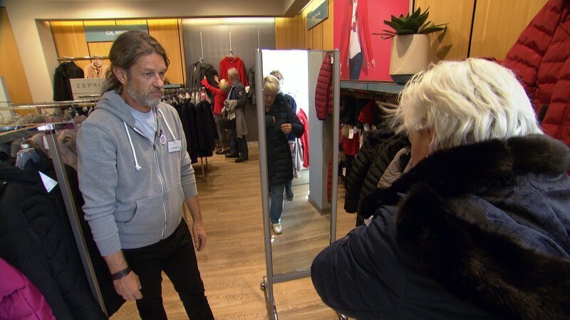 Thomas Weckerlein (l.) in der Rolle des Show-Kandidaten Patrick, während der Kundenberatung in einem der Modehäuser der Rudolf Wöhrl SE. – Bild: MG RTL D