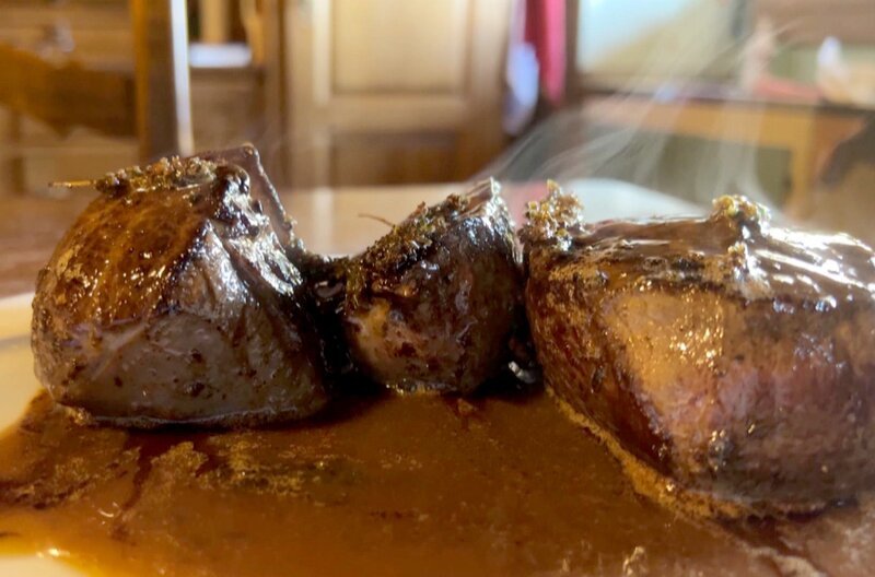 Für ein saftiges Hirschsteak wird Fleisch angebraten, ein Fond aus Zwiebeln, Karotten und Hirschknochen gekocht und anschließend über das Steak gegeben. – Bild: Elephant Doc