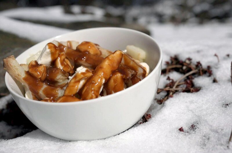 In Québec hat jeder sein eigenes Rezept für den Fastfood-Klassiker Poutine. Eine leckere Variante besteht in einer Soße aus Butter, Knoblauch, Harissa, Tomatenmark, Hühner- und Rinderbrühe. – Bild: Elephant Doc