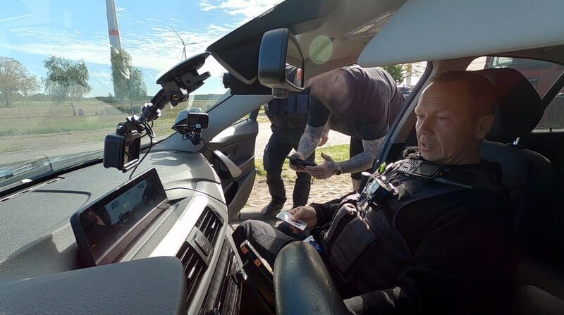Polizeihauptmeister Steffen Menning zeigt einem Fahrer das Video seines Tempoverstoßes. – Bild: RTL /​ BurdaStudios /​ Alltagskämpfer – So tickt Deutschland! – Folge 019