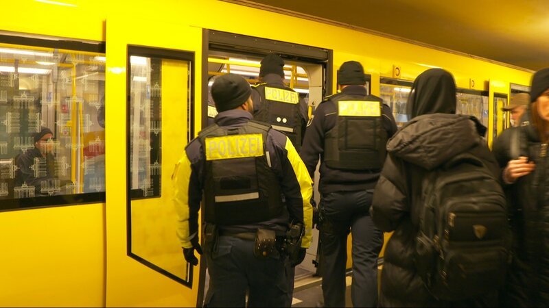 Brennpunkteinheit in Einsatz. – Bild: RTL