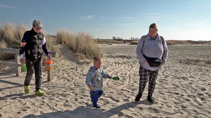 Sandra ist mit ihren beiden Söhnen an der Küste Ostfrieslands unterwegs. Das erste Mal in ihrem Leben sehen die drei die Nordsee – oder zumindest das, was bei Ebbe davon übrig ist. – Bild: RTLZWEI