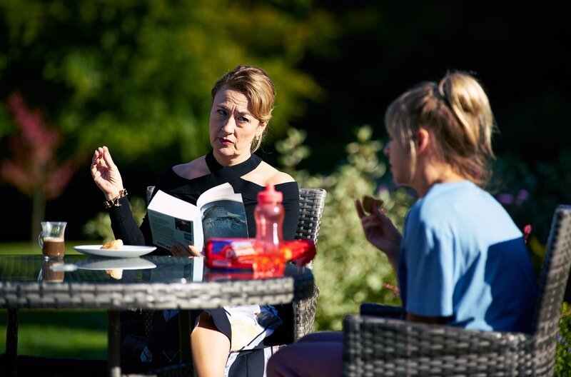 Pauline (Dorothy Atkinson, li.) und Kelly (Lisa McGrillis, re.) diskutieren darüber, wieviel Geld sie für die Ansicht des Mondes verlangen würden, wenn er ihnen gehören würde. – Bild: Mark Johnson