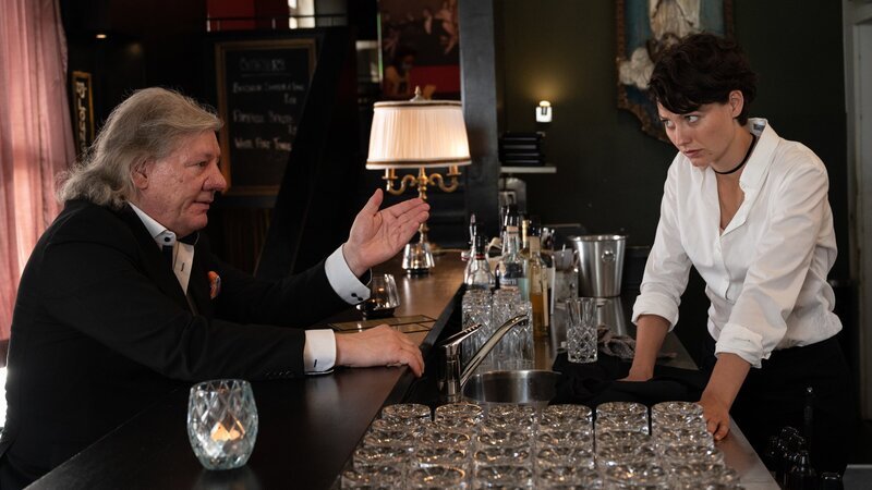 Gefährliche Undercover-Mission: SOKO-Kommissarin Nele Becker (Nina Siewert) mimt in der neuen Bar des Stuttgarter Rotlichtkönigs Klaus Bühler (Claude-Oliver Rudolph) eine Bardame, um Hinweise zu bekommen. – Bild: ZDF