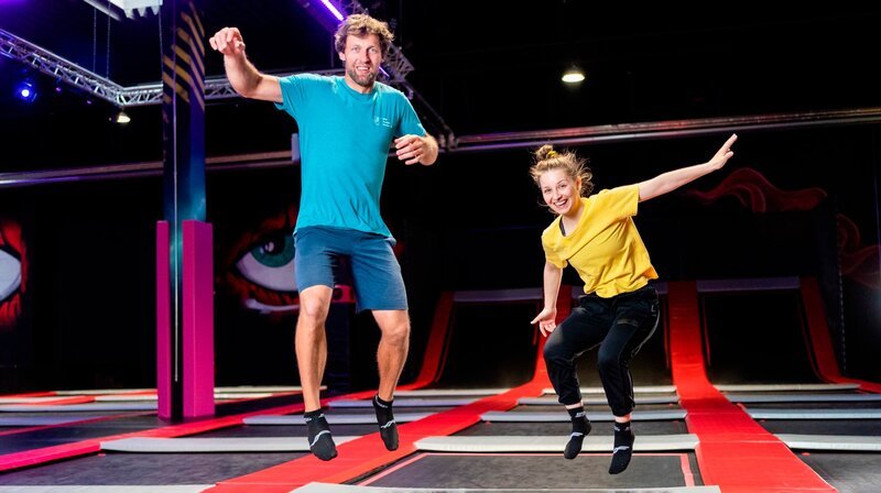 Checkerin Marina (rechts) trifft Trampolinspringer Arvid und checkt mit ihm, warum wir Sprungkraft brauchen, um überhaupt abzuspringen. – Bild: BR/​megaherz gmbh/​Hans-Florian Hopfner
