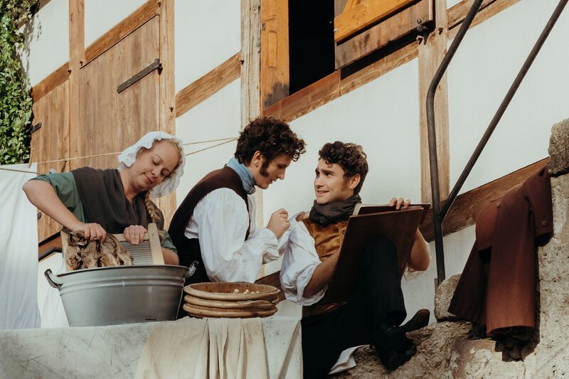 Auf ihren Reisen durch das ganze Land sammeln die Brüder Grimm (Peter Lewys Preston und Valentin Kleinschmidt) Märchen und Erzählungen aus dem Volksmund. – Bild: ARD/​hr/​KiKA/​Sabine Finger
