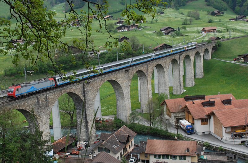 Personenzug auf dem 1911 gebauten Kanderviadukt. – Bild: SWR/​Harald Kirchner