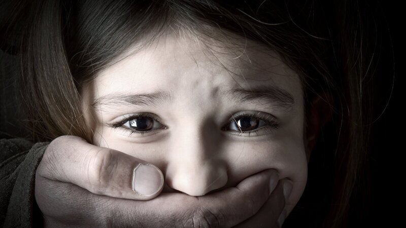 Meistens sind es Kinder, die über Monate, Jahre oder sogar Jahrzehnte gefangen gehalten werden. – Bild: ZDF