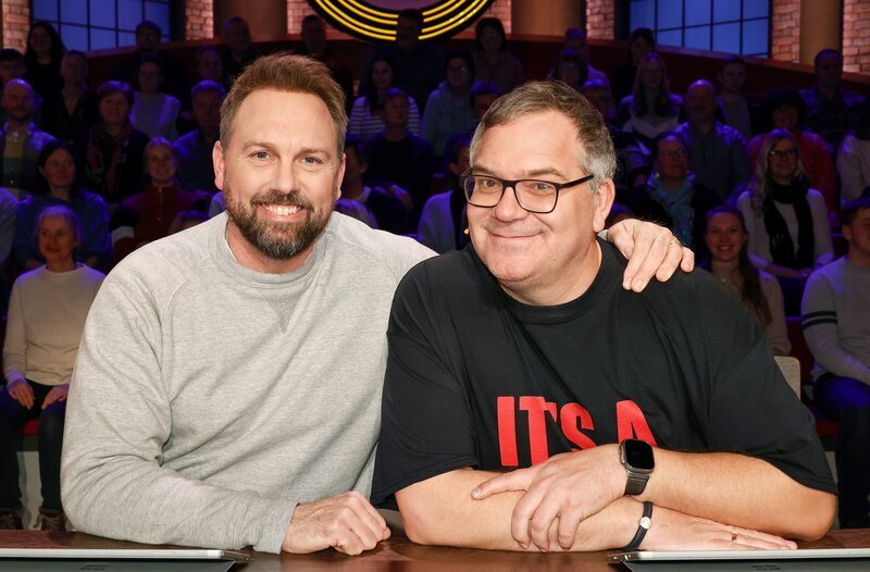 Rateteam-Kapitän Elton (r.) und der Fernsehmoderator Steven Gätjen (l.) bilden ein Rateteam. – Bild: ARD/​Morris Mac Matzen