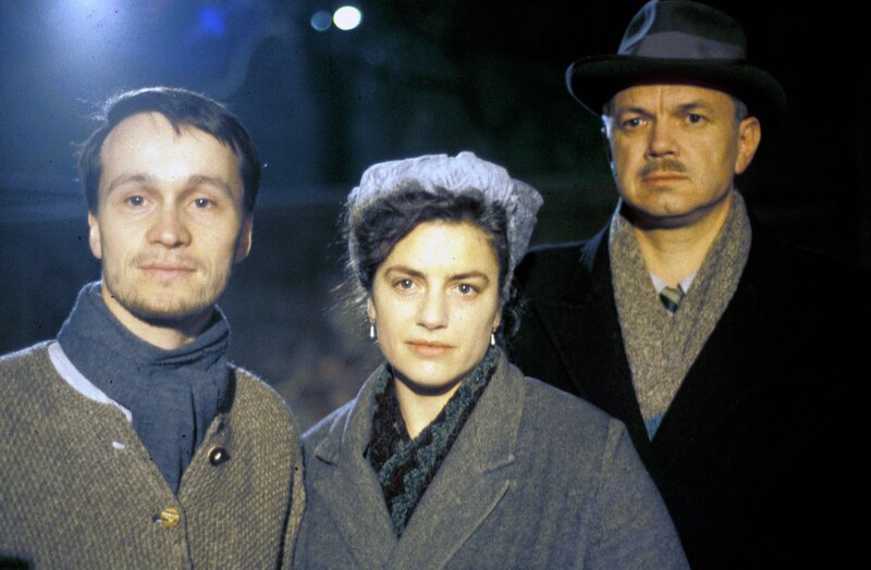 Maxi Grandauer (Thomas Darchinger, links) kehrt endlich aus der Kriegsgefangenschaft zu seinen Eltern (Jörg Hube und Christine Neubauer) zurück. – Bild: BR/​Tellux-Film GmbH