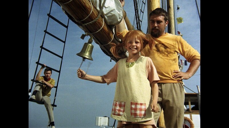 Pippi (Inger Nilsson) macht sich schon mal mit den Matrosen und der Hoppetosse, dem Schiff ihres Vaters, vertraut. – Bild: ZDF und Studio 100 Media