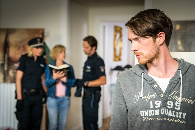 Lukas Freitag (Maximilian Klas, r.) macht sich Sorgen um seinen paranoid-schizophrenen Bruder Michel. Mattes (Matthias Schloo, 2.v.r.) hat Michels Tagebuch gefunden, und es zeigt sich, dass Michel sich in keiner guten Verfassung befindet. (Karin Berger: Anne Kasprik, 2.v.l.), Melanie: Sanna Englund, l.). – Bild: ZDF und Boris Laewen