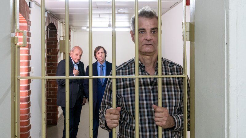 Manni Höch (Heinrich Schafmeister, r.) sitzt hinter Gittern; Georg Wilsberg (Leonard Lansink, l.) und Ekki Talkötter (Oliver Korittke) haben die Kaution gestellt. – Bild: Thomas Kost /​ ZDF