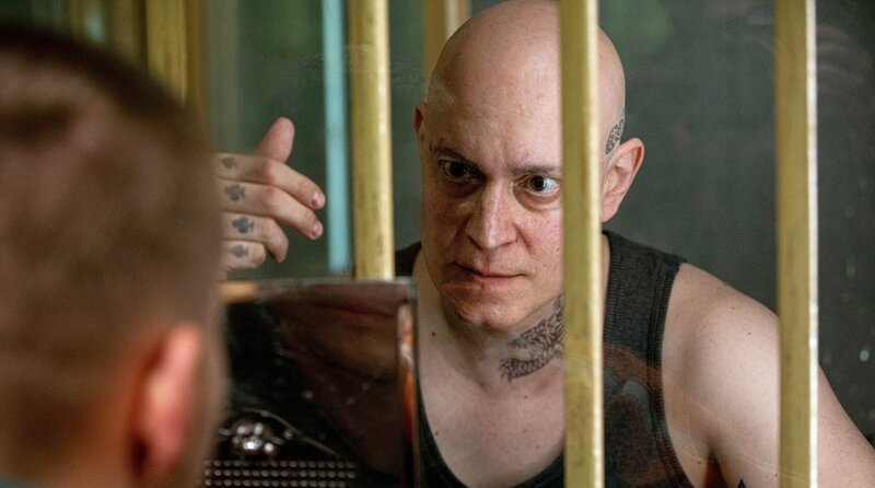 Diego Cordero (Marcel Rodriguez, re.) schüchtert Yanuel Cordero (Ben Felipe, li.) auch hinter Gittern ein. – Bild: ARD Degeto Film/​Victor Bello