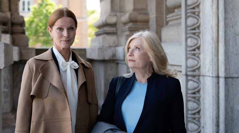 Die einstigen Intimfeinde, Staatsanwältin Barbara Geldermann (Esther Schweins, li.) und Anwältin Isabel von Brede (Sabine Postel, re.), sind zu Verbündeten geworden. – Bild: ARD/​Christine Schroeder