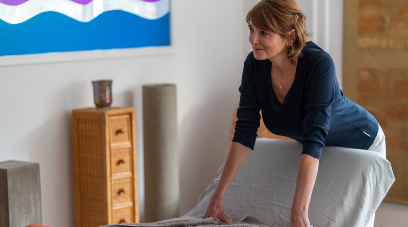 Anna Johansson (Nicole Marischka) arbeitet als Masseurin. – Bild: ARD Degeto/​Oliver Vaccaro
