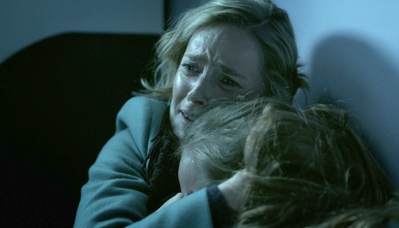 Gillian (Karolin Eichhorn) und ihre Tochter Becky (Georgia Hehir) haben Angst. – Bild: ARD Degeto/​UFA/​Wolfgang Aichholzer