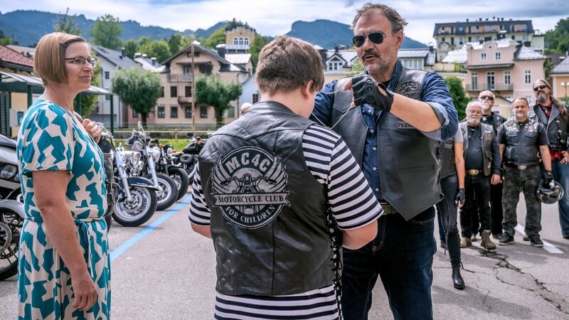 Die SOKO Linz ermittelt im Kreise des MC4C, einem Biker-Club, der eine Art Personenschutz für Kinder anbietet. Im Bild: Ernst „Pfeiferl“ Unterpertinger (Rainer Doppler, 3.v.l.), Max (Timon Burger, 2.v.l.) und Komparsen. – Bild: ZDF