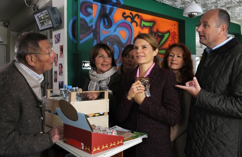 Uschi hofft, ihren erneuten Schlüsselverlust vor Hubert geheim halten zu können. Von links: Alois Preissinger (Erich Hallhuber sen.), Rosi Brunner (Brigitte Walbrun), Trixi Preissinger (Doreen Dietel), Uschi Kirchleitner (Silke Popp), Gabi Rankl (Manuela Furtner) und Hubert Kirchleitner (Bernhard Ulrich). – Bild: BR/​Marco Orlando Pichler