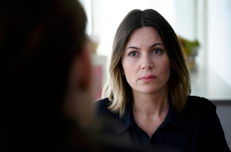 Dominique und Martina (Jeanne Tremsal) besprechen die prekäre finanzielle Situation der Familie. – Bild: ARD Degeto/​Roland Suso Richter
